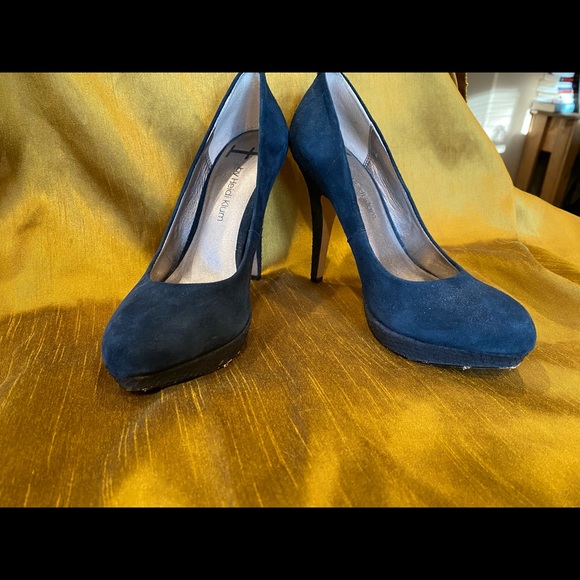 Heidi Klum platform heels in navy suede. - Picture 3 of 4